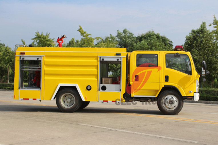 Isuzu NPR fire water truck