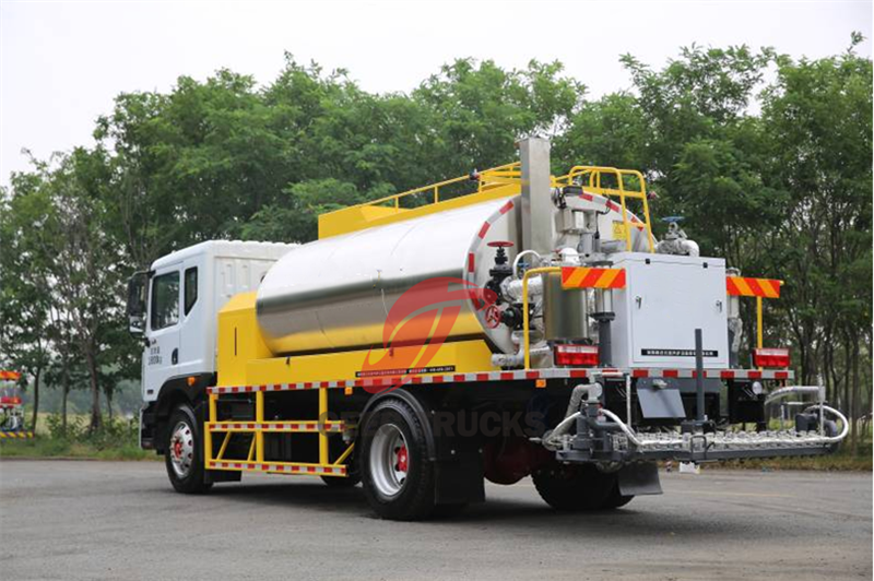 Isuzu FTR GIGA 8000L Asphalt Distributor Truck 