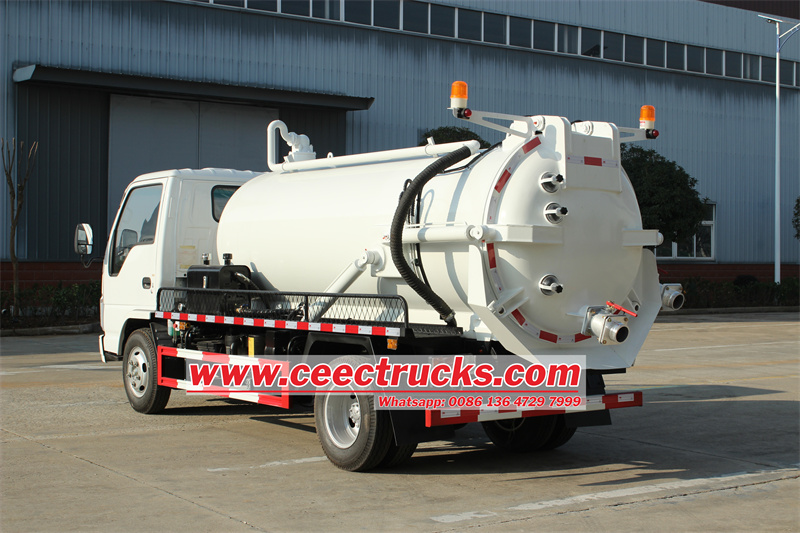 Isuzu ELF vacuum sewage suction truck