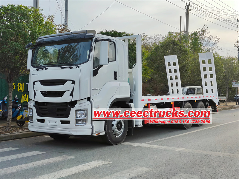 Isuzu Giga 10 wheeler hauling flatbed truck