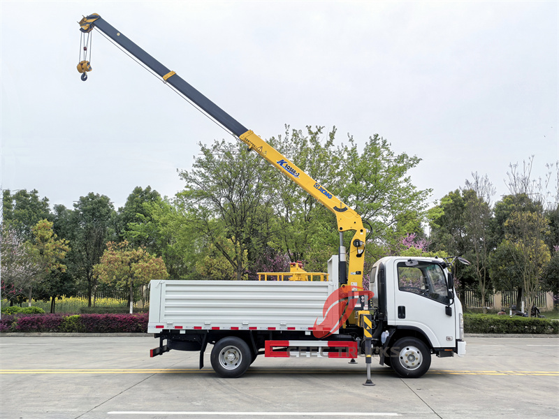 ISUZU ELF cargo truck with 5tons crane ISUZU ELF cargo truck with 5tons crane