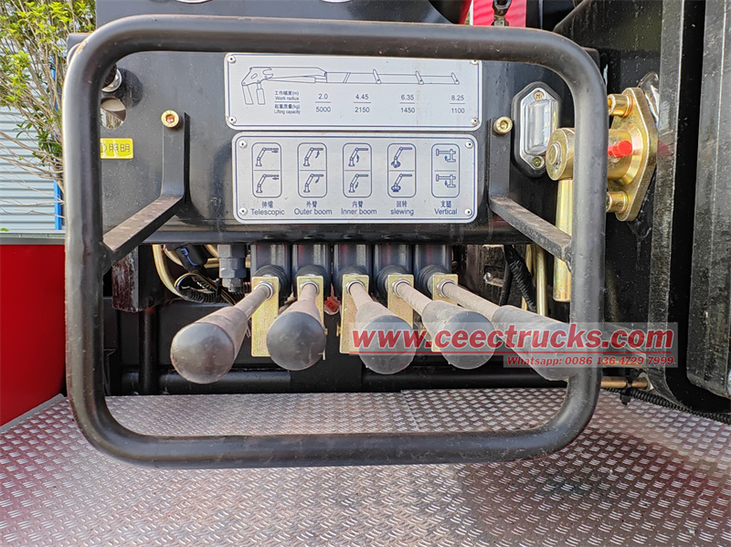 HOWO 4x2 lifting lighting fire truck with T-CHANG knuckle crane