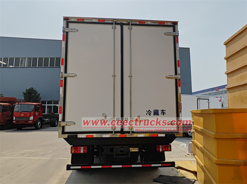 HOWO 4X2 1.5tons freezer vehicle