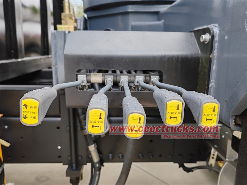 HOWO 4x2 8tons boom crane truck