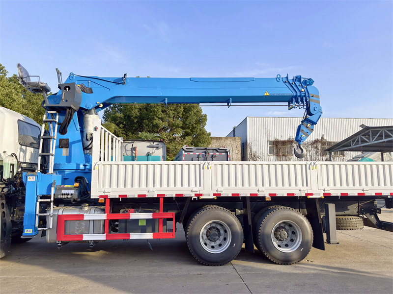 Howo 14tons crane truck