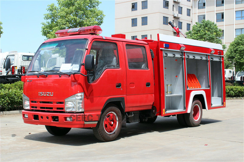 Обслуживание пожарной машины Isuzu с баком для воды